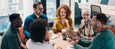 grupo de pessoas sentadas a discutir algo
