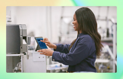 A women wering jacket and working with desktop.