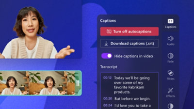 Žena, která mluví během videohovoru. Na obrazovce jsou vidět titulky a přepis. 