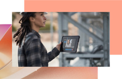 Uma pessoa com um capacete de proteção a segurar um tablet