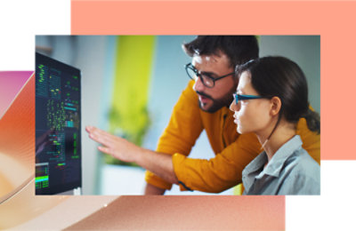 Duas pessoas a olhar para um ecrã de computador