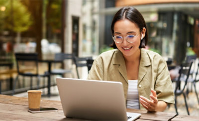 Una persona che utilizza un computer