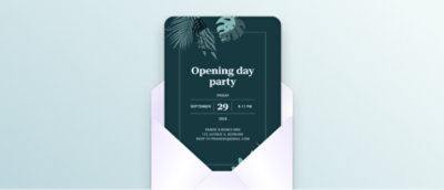 É mostrado um postal de convite para uma festa de abertura no dia 29 de setembro às 20 horas, parcialmente inserido num envelope branco.
