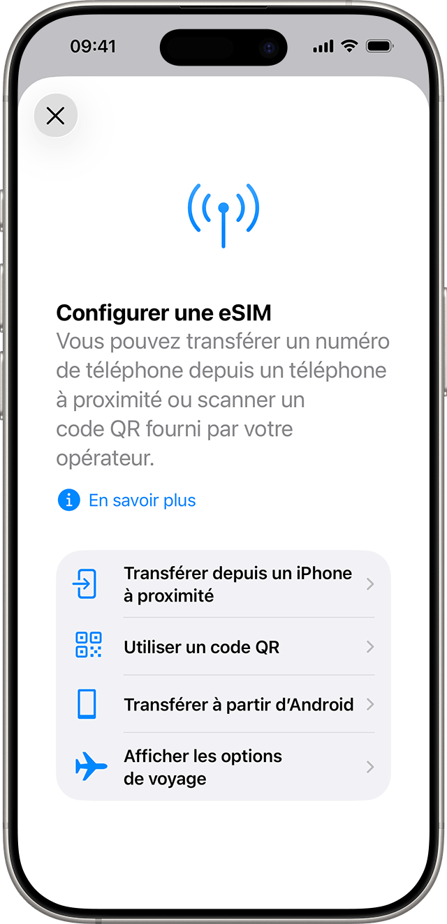 Capture d’écran d’un iPhone affichant l’écran de configuration d’une eSIM, avec des options permettant de transférer le forfait mobile depuis un iPhone situé à proximité ou d’utiliser un code QR.