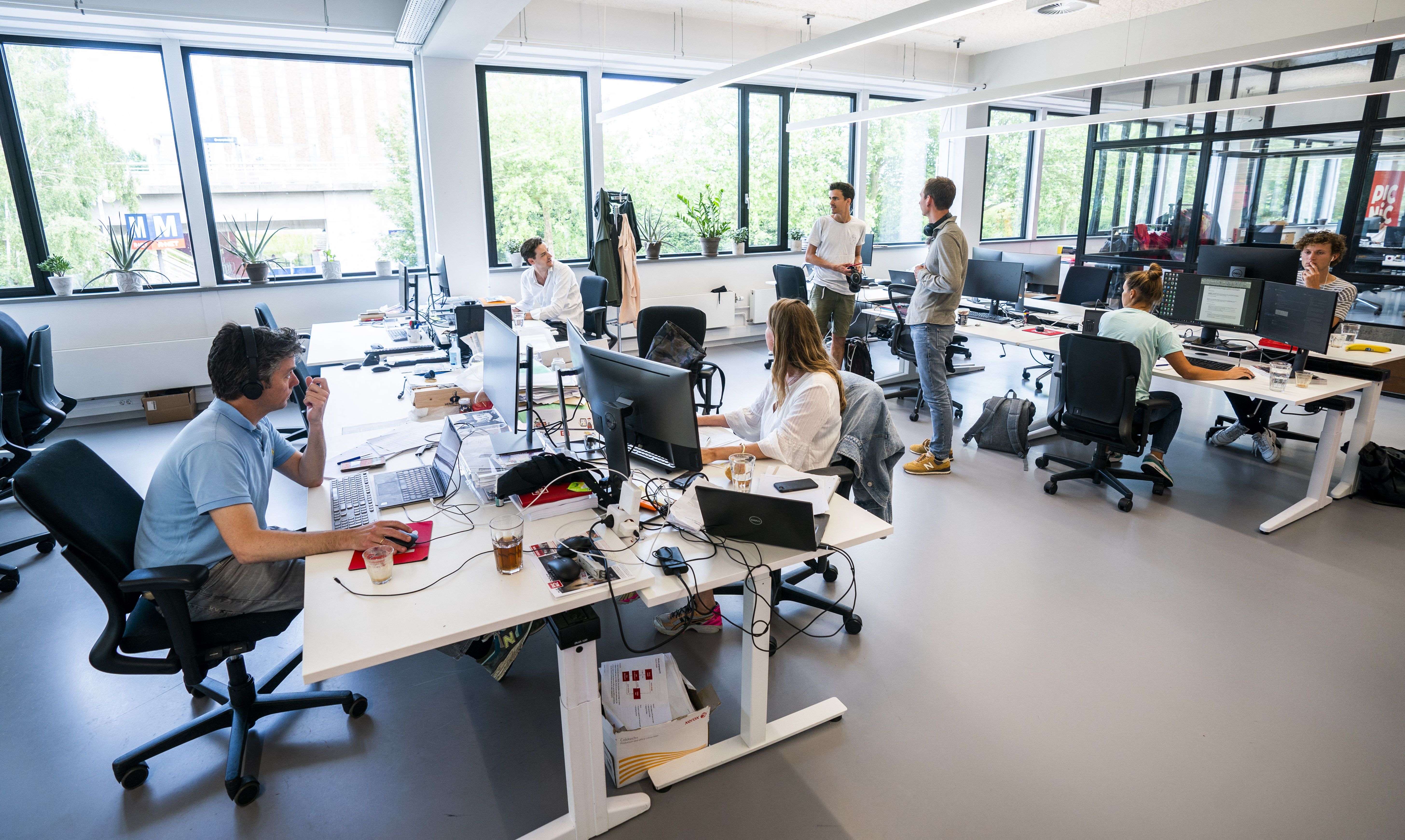 A flex office with people in it.