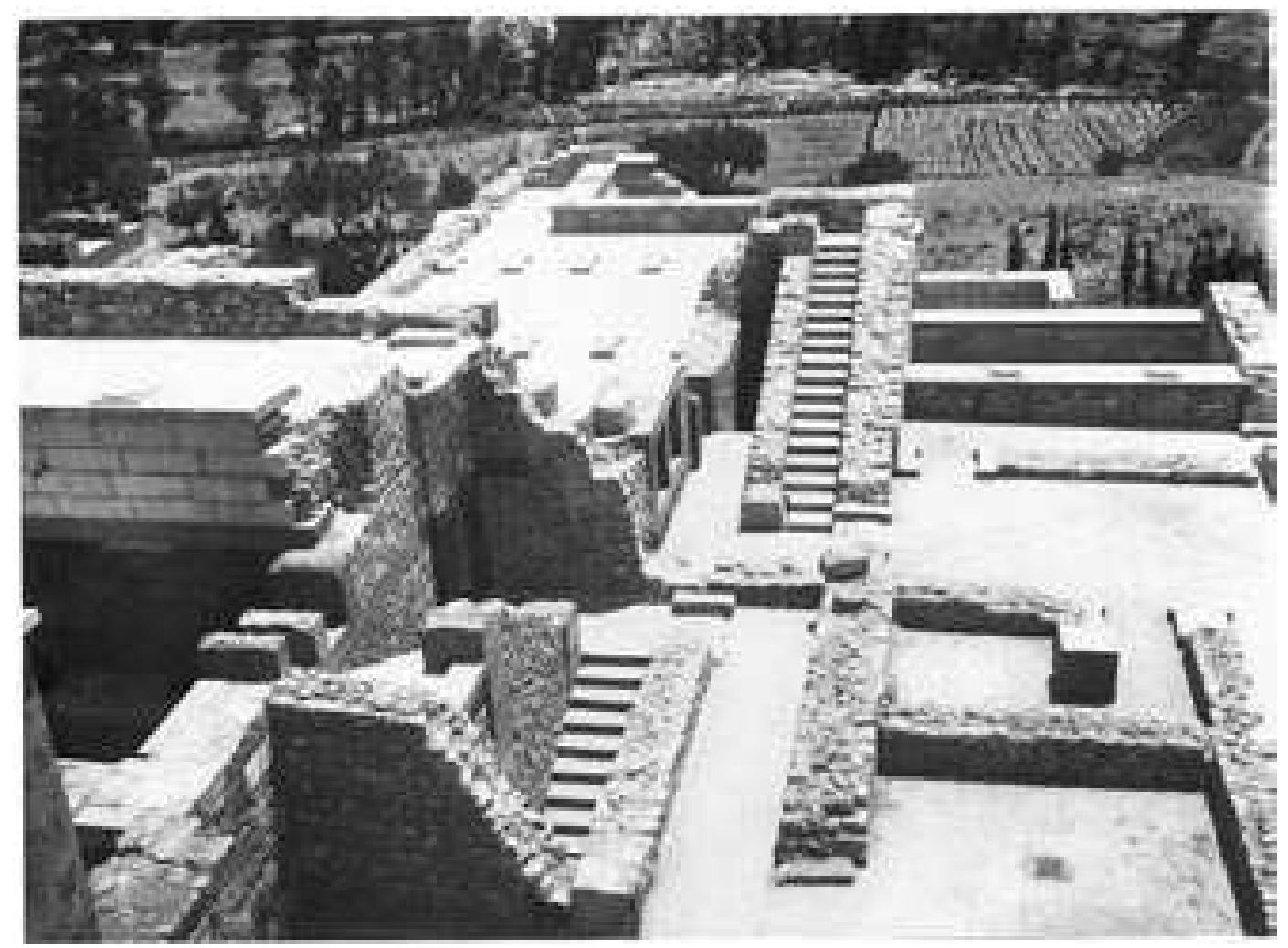 igure 10. As Figure 9, showing the restored upper story of the Domestic Quarter in 1928. The roof over the lower story shown in Figure 9 was built of reinforced concrete. (Photograph courtesy of the Ashmolean Museum, Oxford.)