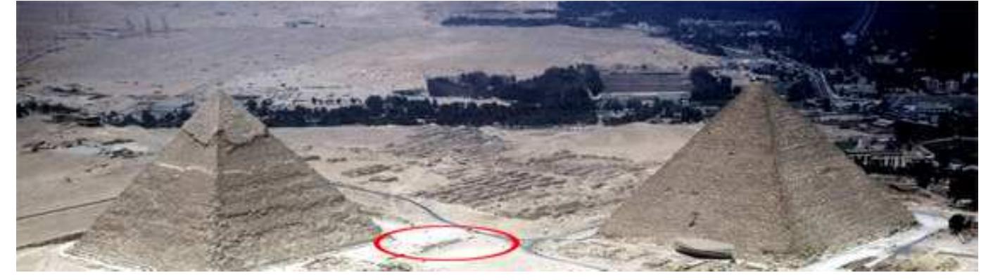On this photo, one can see an outgrowth towards the pyramid of Khufu 