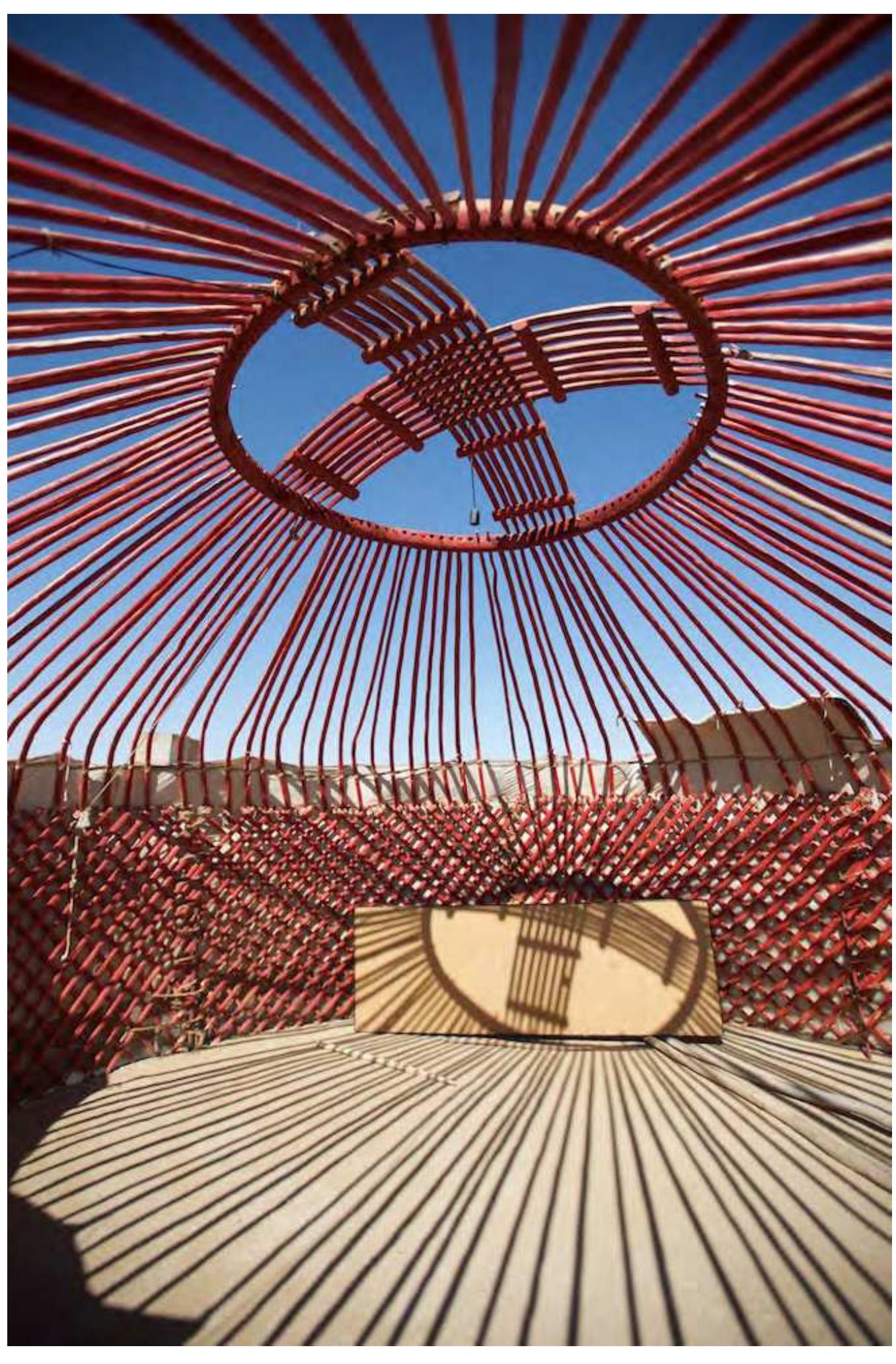 Image 10.10 The traditional framework of a typical kiyiz uy (yurt), of Karakalpakistan with hooped opening or shangyrak with central cross. 