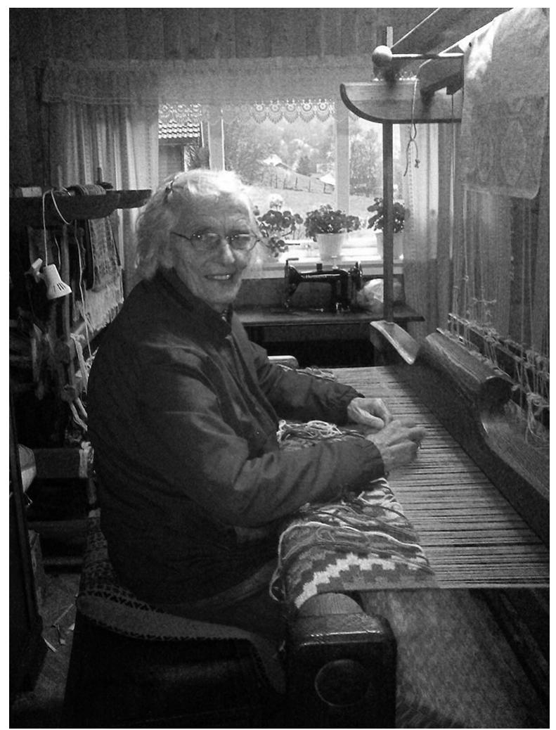 Photo 3. Jorunn Dvergsdal at her loom in the autumn of 2014. Photo by Hans Jorgen Oygard. 