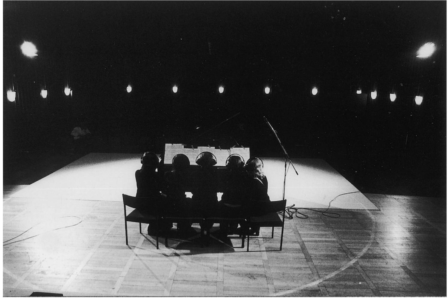 virtuosic piano music that Kubisch’s Divertimento was critiquing.  Figure 2. Performance of Divertimento at Musica Nova, Bremen 1976 (C. Kubisch) 