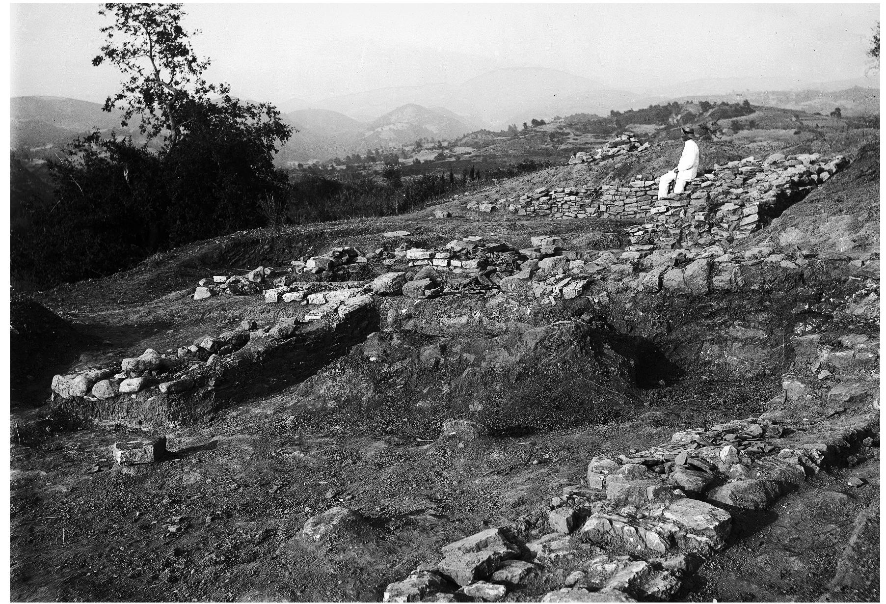 Fig. 1: Excavations on the hilltop of Kakovatos in 1907—08 by W. Dorpfeld (in the background). The area in the pho- tograph corresponds with the recent excavation areas Ka | and Ka 3 (German Archaeological Institute Athens) 
