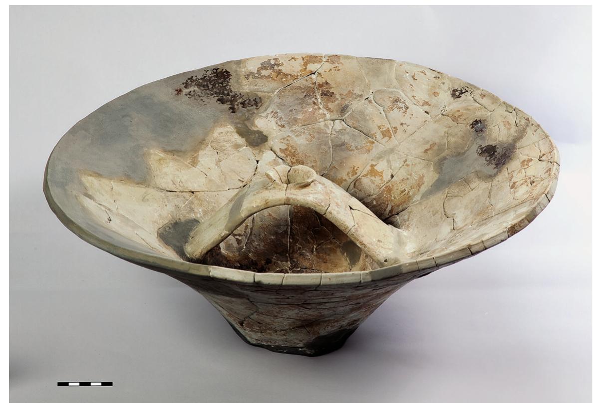 Fig. 7: ‘Spinning bowl’ from the LH IIB destruction layer in Ka 1 (photo: I. Geske) 