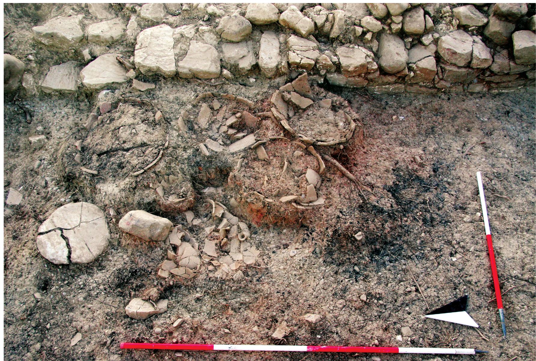 Fig. 11: Destruction deposit in Ka 3: broken pithoi and storage vessels in situ (photo: Kakovatos project, 2011) 
