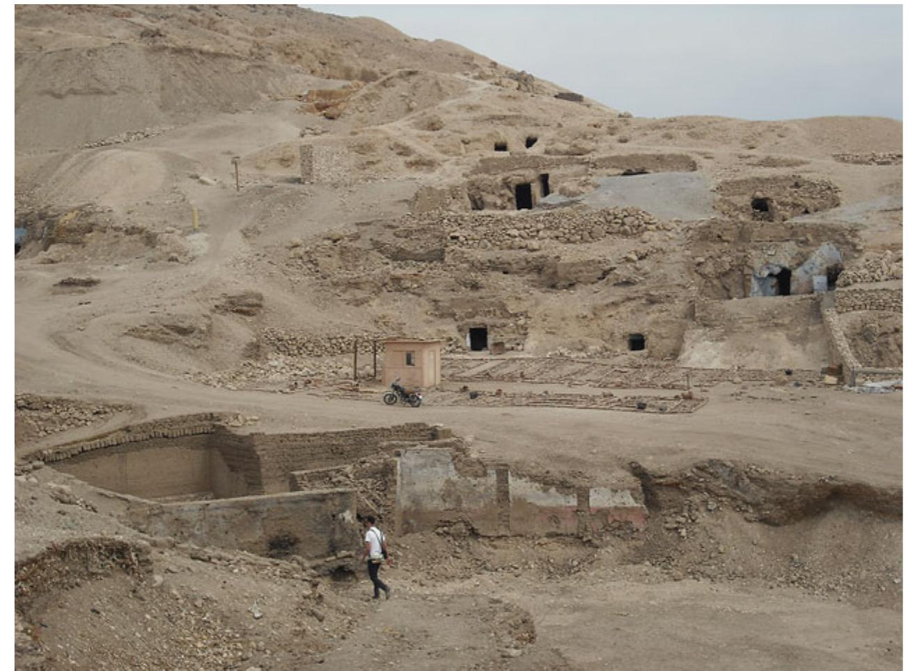 Figure 2. The Theban Necropolis after the destruction of the villages of al-Qurna (Photo Claudia Naser) 