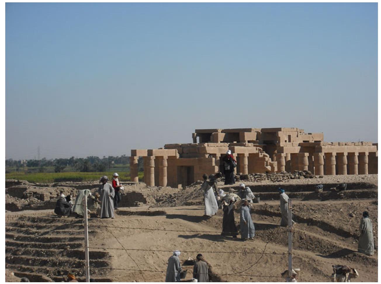 Figure 6. Egyptian workers on an archaeological excavation, behind fences (authors' photograph) 