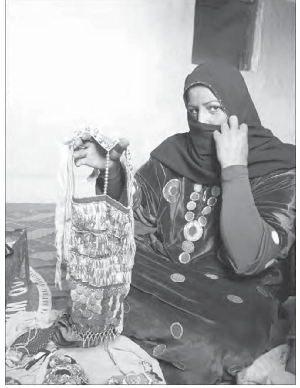 Figure 25.5. Umm Mukhtar displaying the intricate handiwork of Bedouin women. 