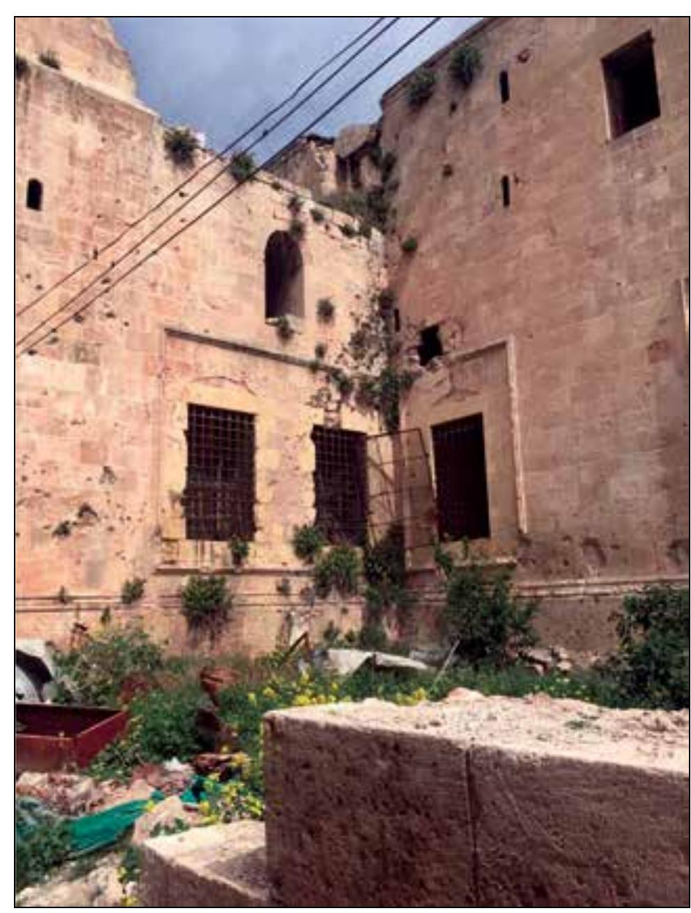 Photo 20. Varying damages in the walls of the prayer hall (2021)  The architectural importance of al-Bahramiyya mosque stems from the fact that it was the last ex- ample of a dynamic interaction among local, re- gional and central influences that shaped the Otto- man architecture in the city during the 16th century. Had the building campaign in Aleppo flourished at the same pace in the following century, this interac- tion would have produced more examples of distin- guished provincial Ottoman architecture. 