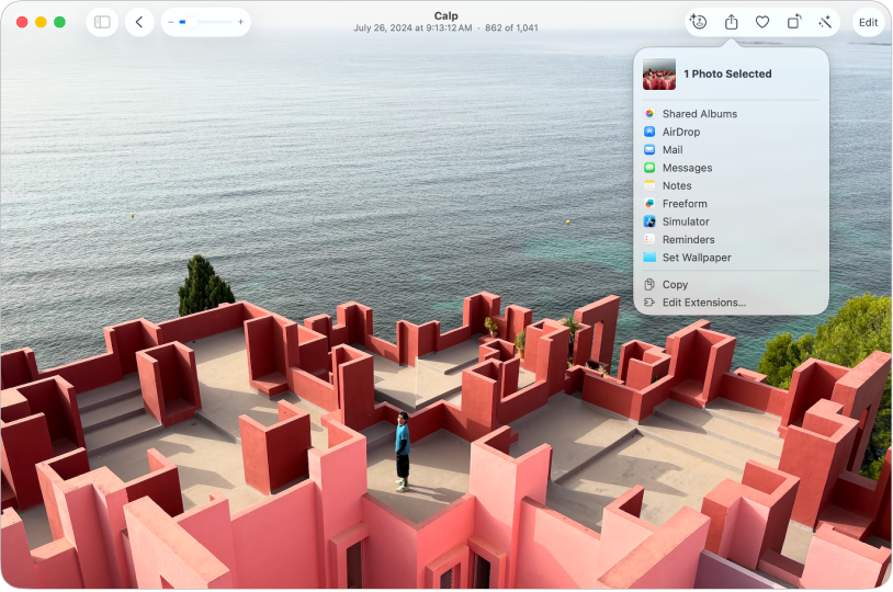 一張照片在「照片」視窗中打開。「分享」選單已選取，顯示要用來分享此照片的 App 的列表。