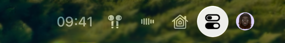 Het gedeelte rechtsboven in het bedieningspaneel op de Apple TV 4K. Rechts naast de tijd staan AirPods.