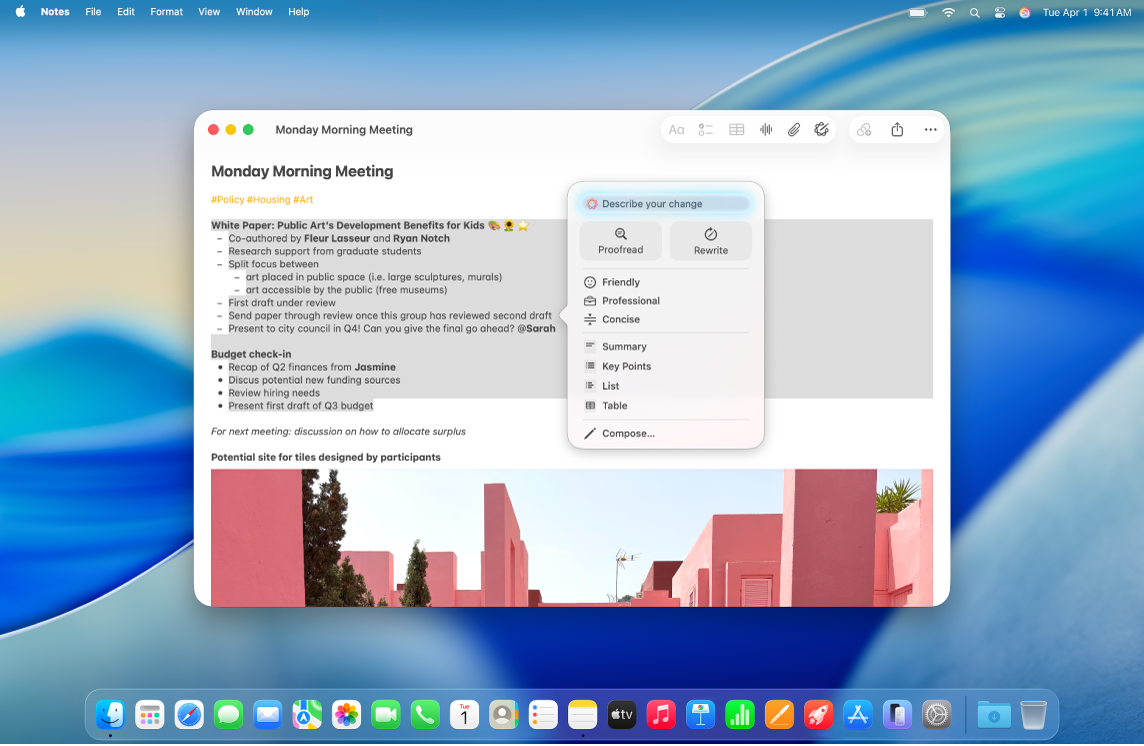Appen Anteckningar på datorn visar en anteckning med markerad text och dialogrutan för Skrivverktyg öppen. Dialogrutan för Skrivverktyg har ett fält för att beskriva ändringen högst upp och under det finns alternativ för att korrekturläsa, skriva om, ändra tonen samt sammanfatta eller omorganisera text.