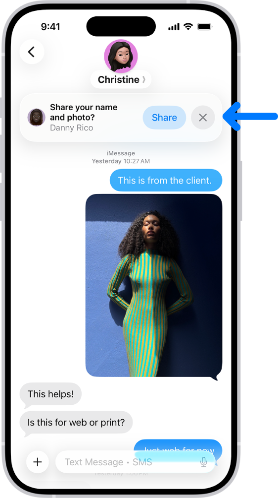 Una conversación en la app Mensajes. Una notificación en la parte superior pregunta si se debe compartir el nombre y la foto del usuario con la otra persona de la conversación.