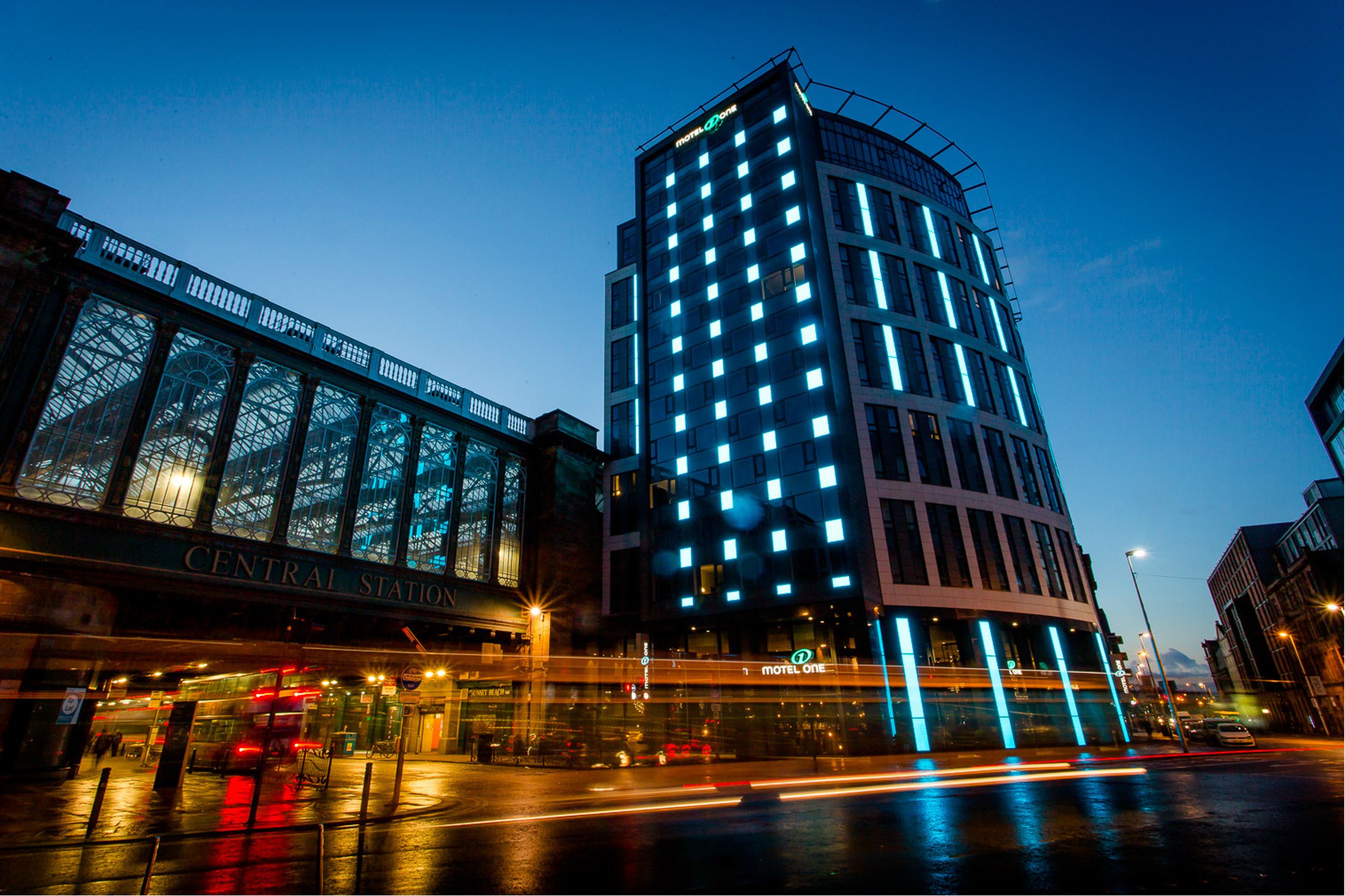 designhotel Glasgow Motel One facade in the evening