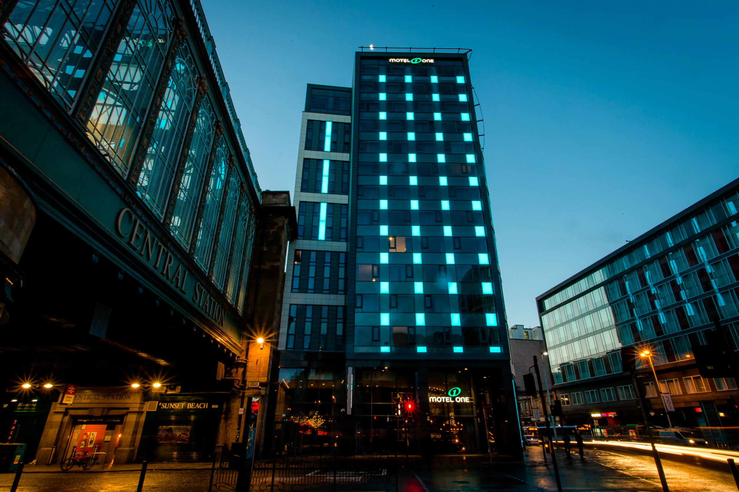 hotel Glasgow Motel One building from the outside in the evening