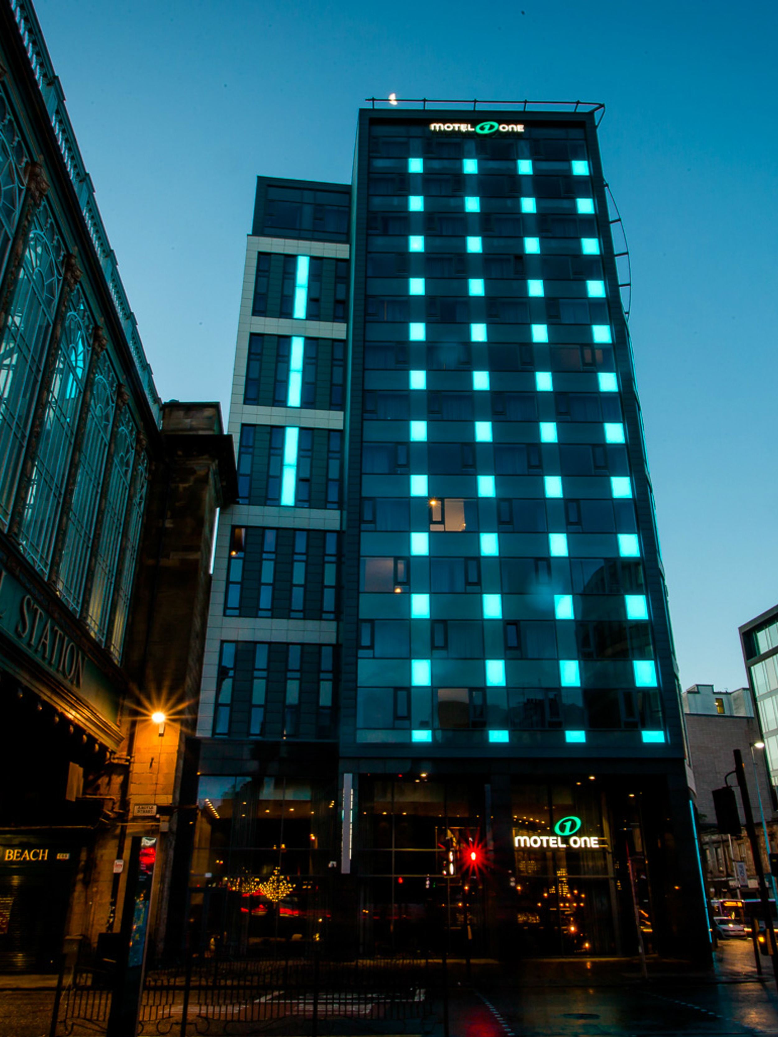 hotel Glasgow Motel One building from the outside in the evening
