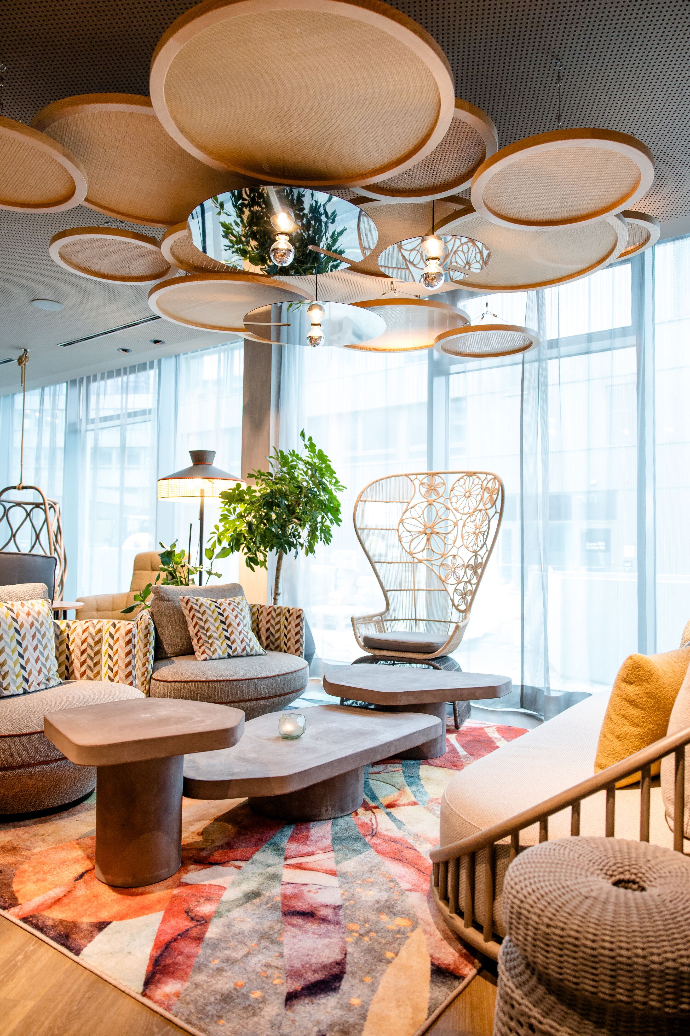 Hotel Vienna Donau City Motel One light-flooded lounge with several seating areas and floor-to-ceiling windows Hotel Vienna Donau City Motel One light-flooded lounge with several seating areas and floor-to-ceiling windows