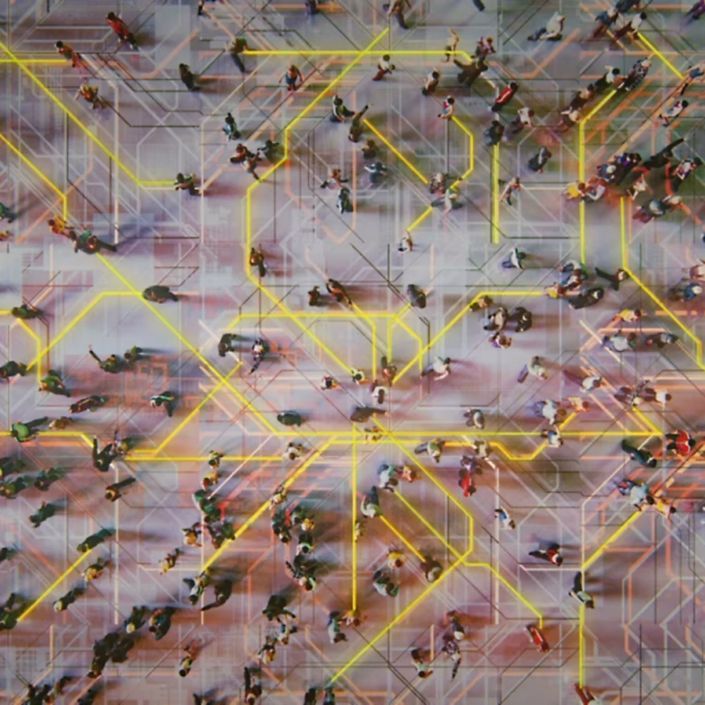 Crowds of people with virtual reality street display