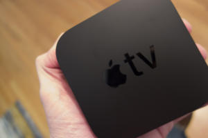 apple tv 4k hand