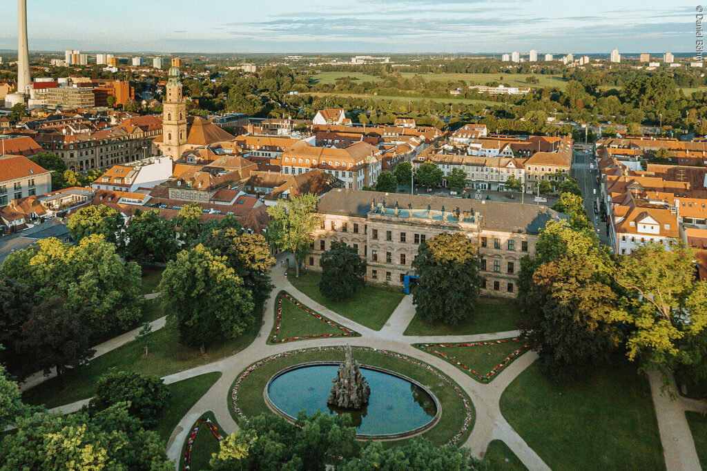 Drohnenbild. Blick auf den Schlossgarten und die Orangerie