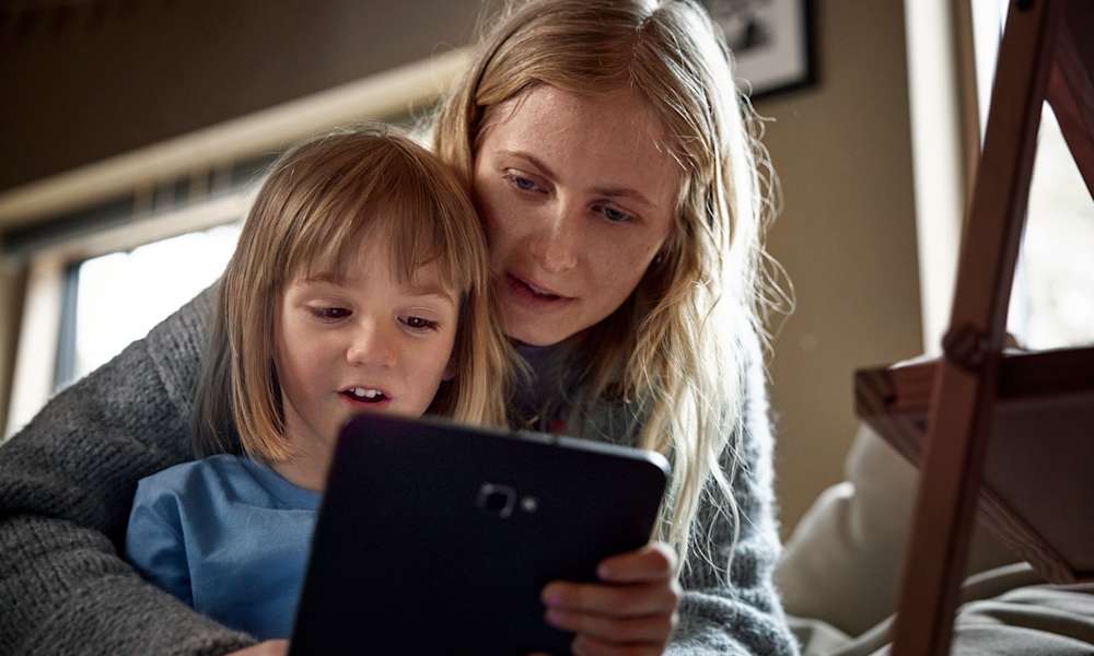 Familjemys - mamma och flicka streamar barnprogram på surfplatta.